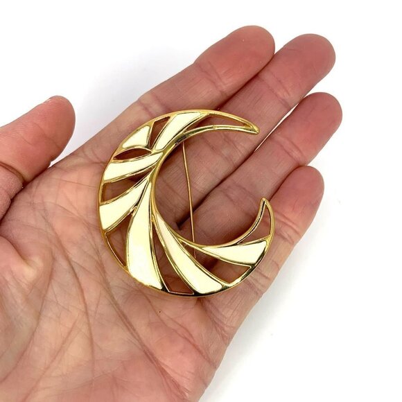 Vintage Monet Brooch With Crescent Design In White Enamel & Gold Tone 2.0" - Picture 7 of 8